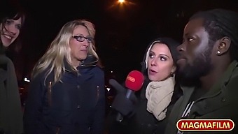 En Interracial Milf Har Et Offentlig Møte I Hundestil.