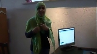 Jamila, En Marokkansk Kvinne, Eksperimenterer Med Lesbisk Intimitet Med En Nederlandsk Kvinne