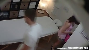 捷克按摩在按摩桌上变成了激烈的性爱