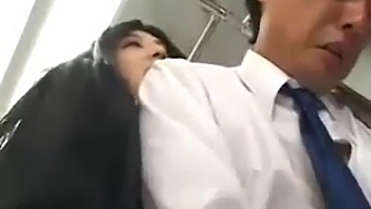 Interracial Handjob På Offentlig Transport