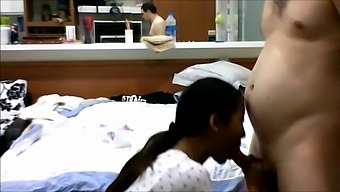年轻的日本女孩和亚洲帅哥调皮