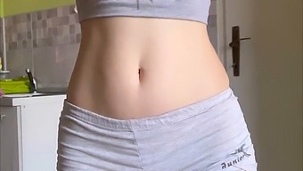小巧的少女享受与maiskii的假阳具游戏