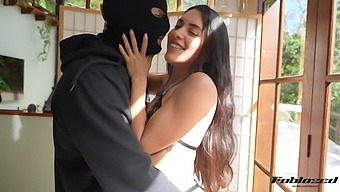 Tutorial Video: The Art Of Kissing With Verified Amateurs