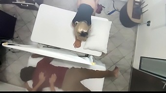 情侣按摩变成了妻子分享场景
