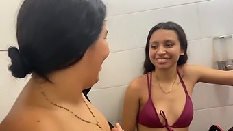 三个女孩在去游泳池之前参与女同性恋接吻和阴道游戏